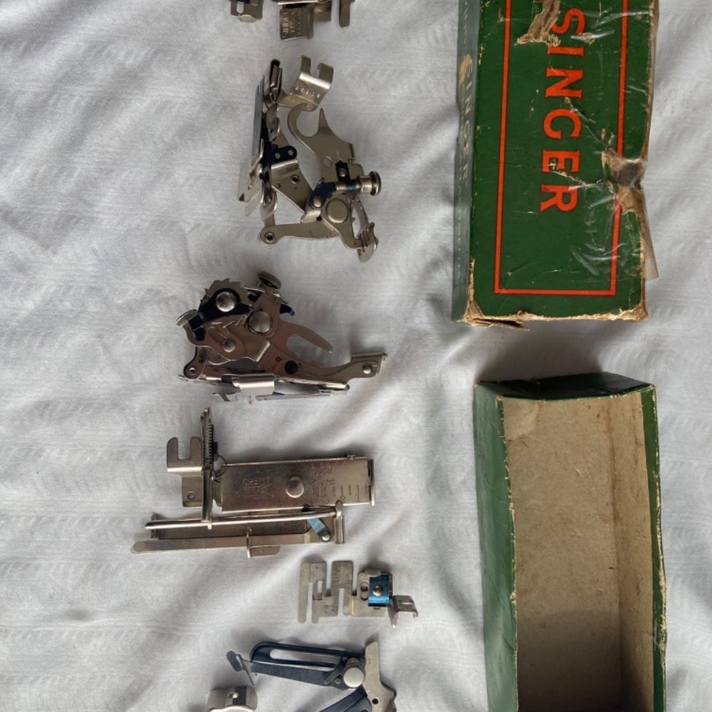 Singer Featherweight Sewing Machine - Picture 4 of 10